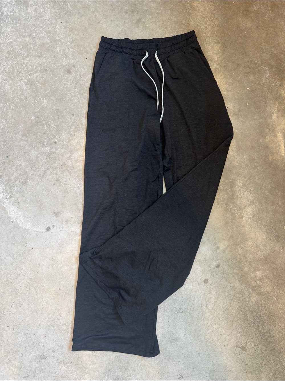 51. Vuori Halo Essential Wideleg Pant - Picture 4 of 6